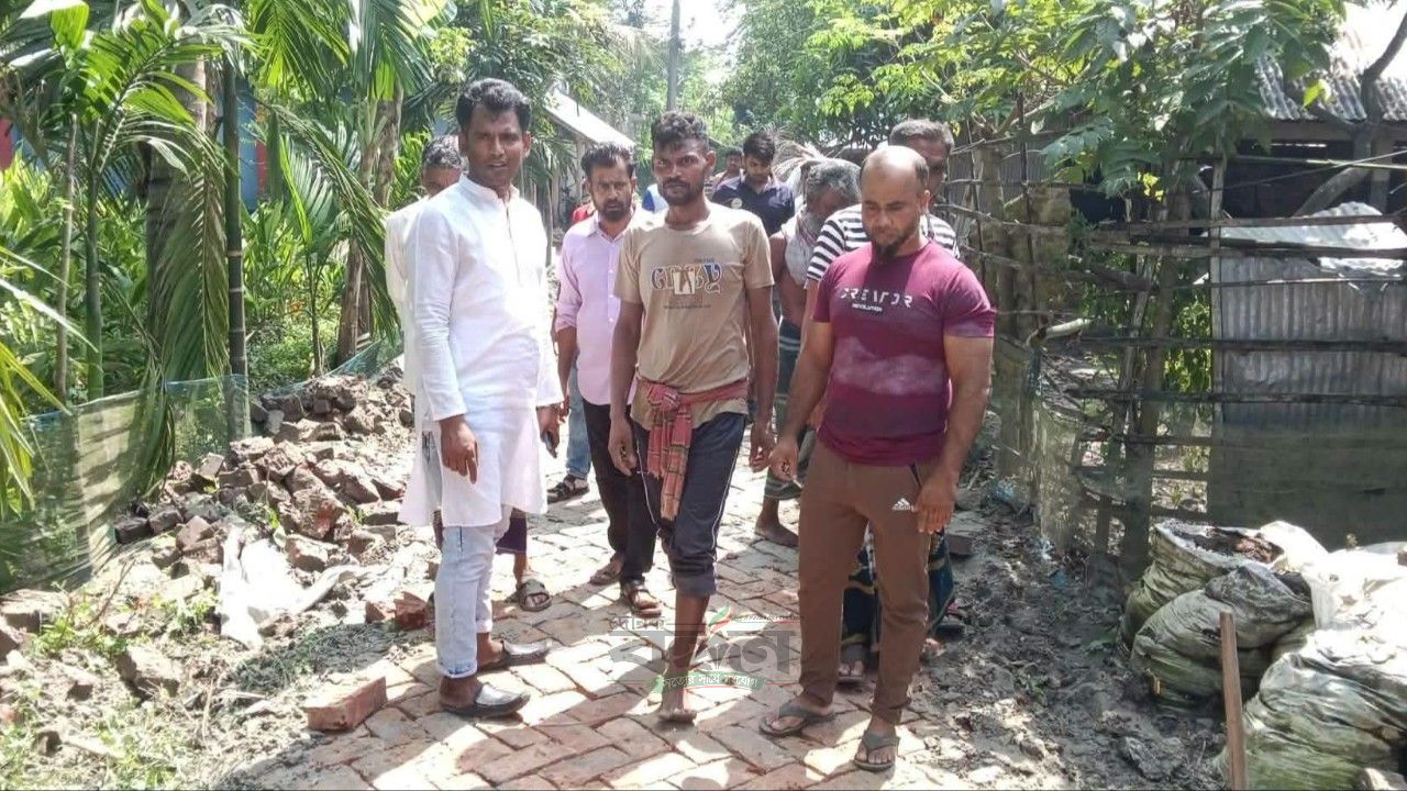 নিজস্ব অর্থায়নে রোড সংস্কার করে দিলেন চেয়ারম্যান পদপ্রার্থী সাইদুল ইসলাম