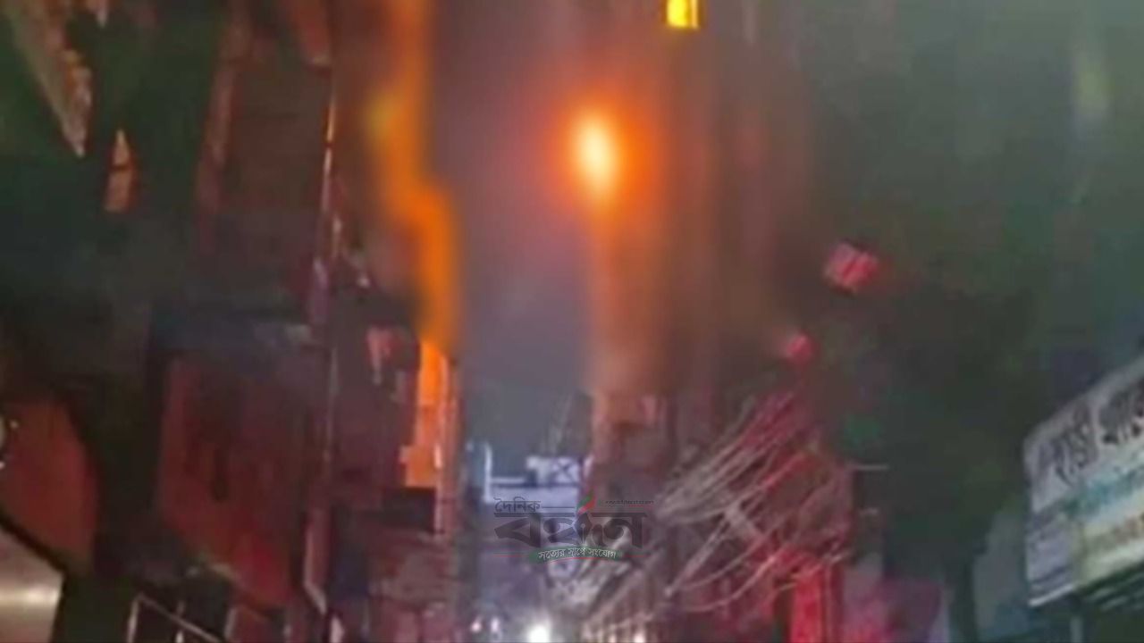 ৩৭ ঘণ্টার চেষ্টায় নিভল চকবাজারের আগুন