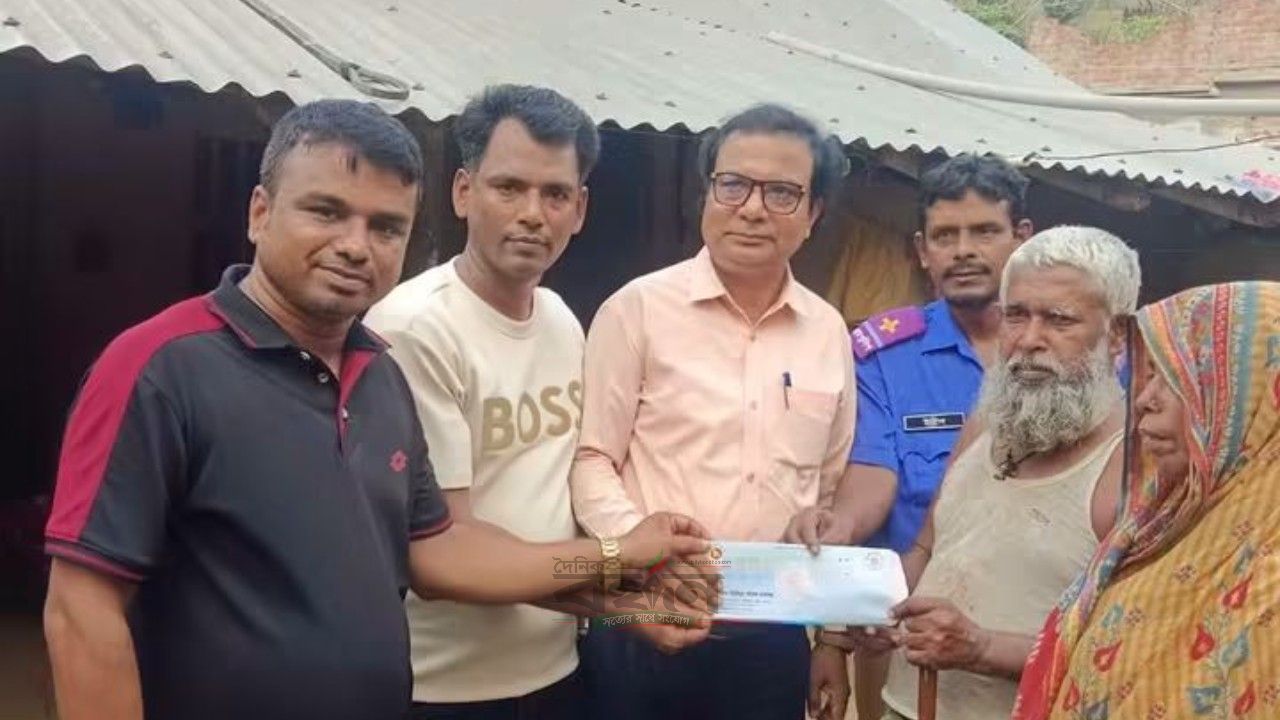 আগুনে দগ্ধ অসহায় যুবককে ইউএনও মহোদয়ের আর্থিক সহযোগিতা 