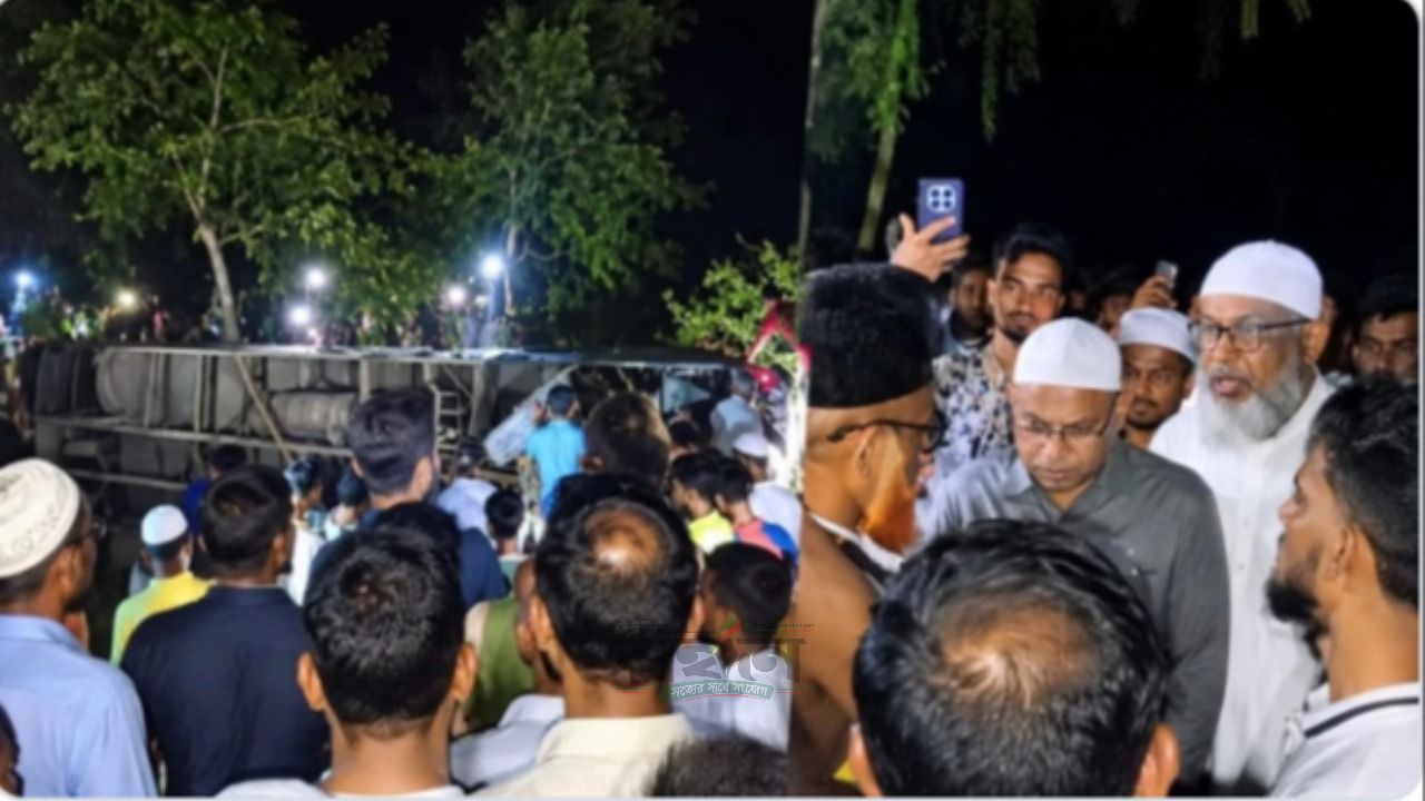 পথচারীকে বাঁচাতে গিয়ে খাদে পড়ল জামায়াতের লংমার্চফেরত বাস, আহত ২০